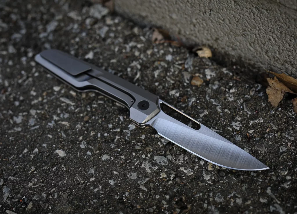 Used a different combination of finishes (machine finished frame w/ hand satined chamfers, tumbled - blackened zirc spacer and pivot screws, blasted and tumbled clip, belt satin blade w/ low grit satin flats) on this one and i really like the combo. the Datum was designed by my very good friend Ken [@zodiaceng] and over the last couple of years he’s been cool with me building a few.
