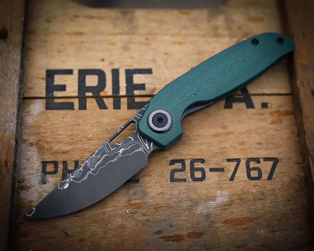 The Hyde to my Jekyll build. Emerald vintage micarta Transient 2.9 subliner sibling looking fly with XHP core Intrepid san mai, all zirc everything and a trit vial to boot in the clip. Another favorite that was hard to ship out when it was done!